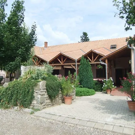 Borostyánkert étterem&vendégház Vendégház *