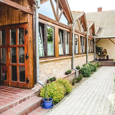 Penzion Borostyankert Etterem & Vendeghaz 3*